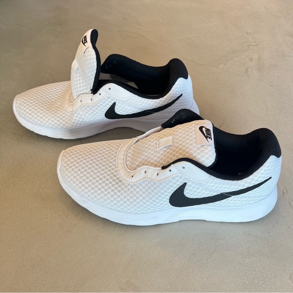 Nike Men’s Tanjun Walking Athletic Shoes Sneakers White and Black Size 9 - Picture 5 of 10
